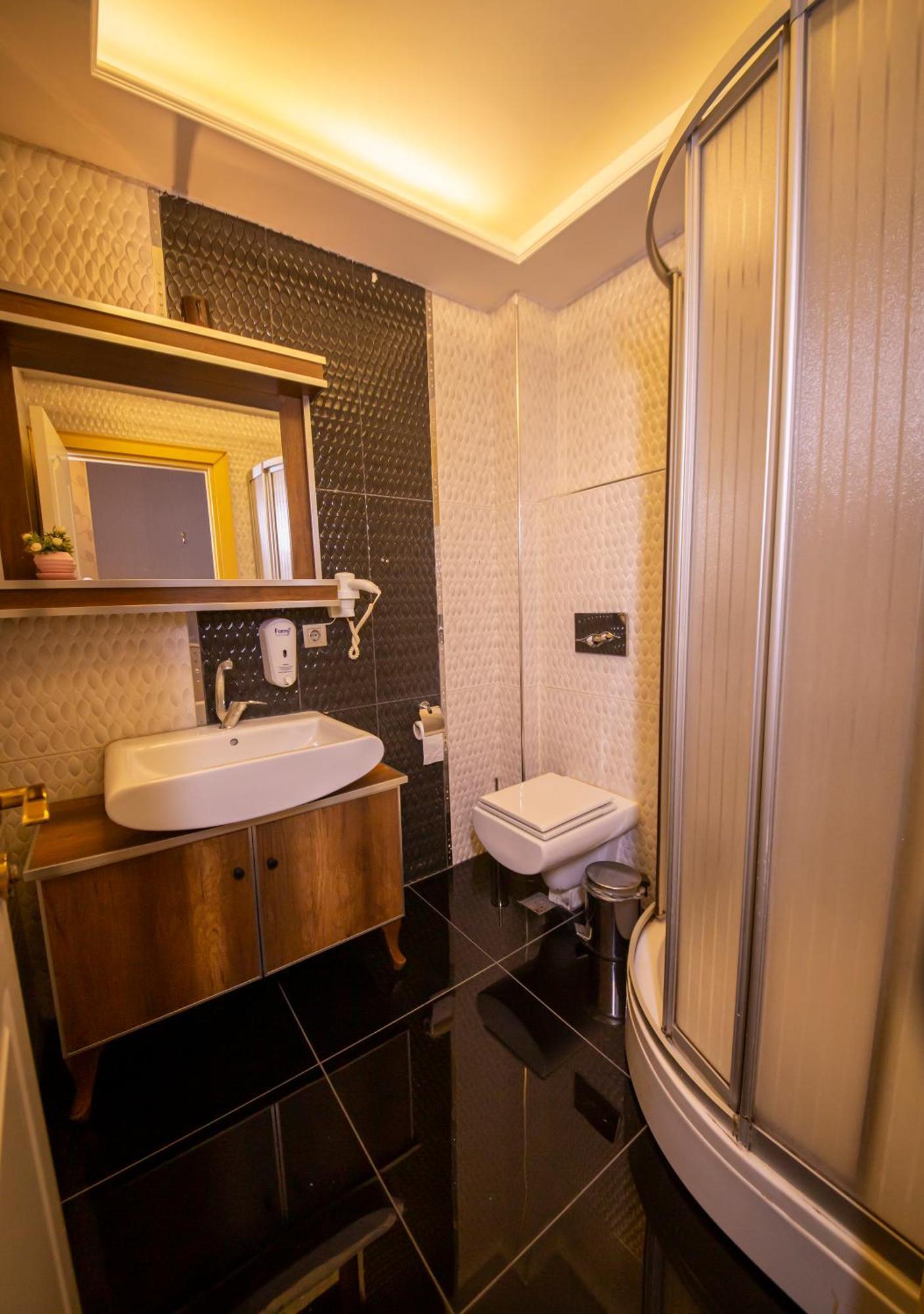 Royal Garden Suite And Hotel อิสตันบูล ภายนอก รูปภาพ